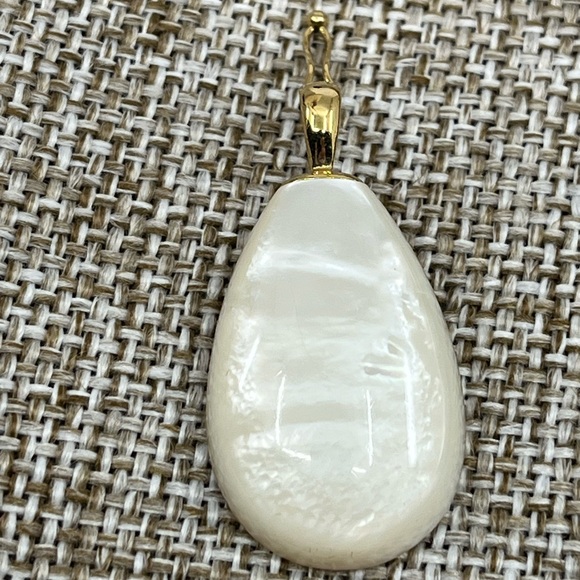 Genuine Vintage 14k Gold Mother-of-Pearl Teardrop Pendant, 7.1g, Stamped 14K - Picture 10 of 17